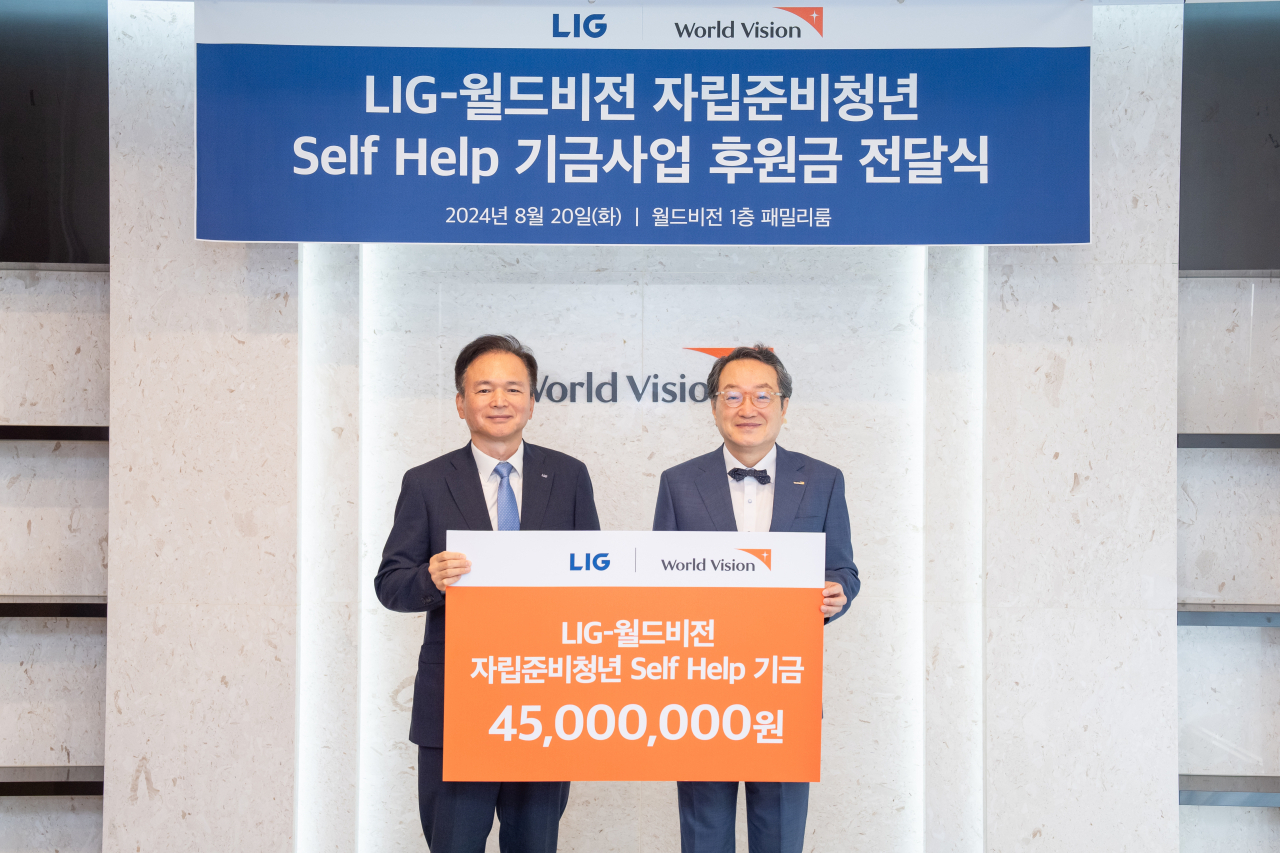 최용준(왼쪽) ㈜LIG 대표이사와 조명환 월드비전 회장이 기념촬영을 하고 있다. [LIG 제공]