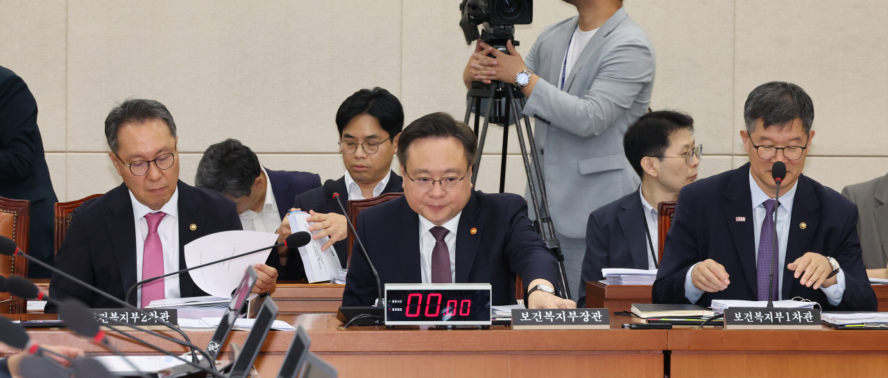 20일 오전 열린 국회 보건복지위원회 전체회의에 박민수 보건복지부 2차관(왼쪽부터), 조규홍 장관, 이기일 1차관이 참석해 자료를 살펴보고 있다.[연합]
