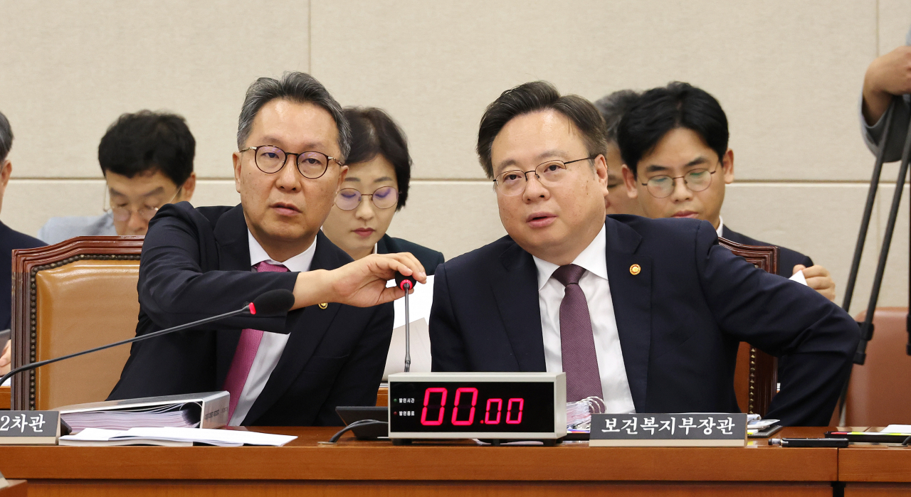 20일 오전 열린 국회 보건복지위원회 전체회의에 참석한 조규홍 보건복지부 장관과 박민수 2차관(왼쪽)이 대화하고 있다. [연합]