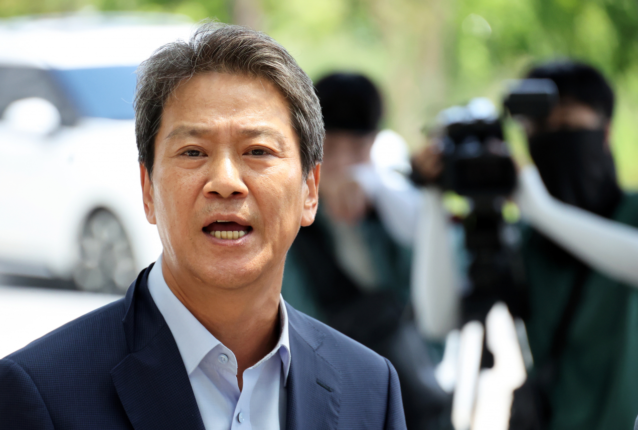 임종석 전 청와대 비서실장이 20일 오후 전주지검 청사에 출두하며 입장을 밝히고 있다. [연합]