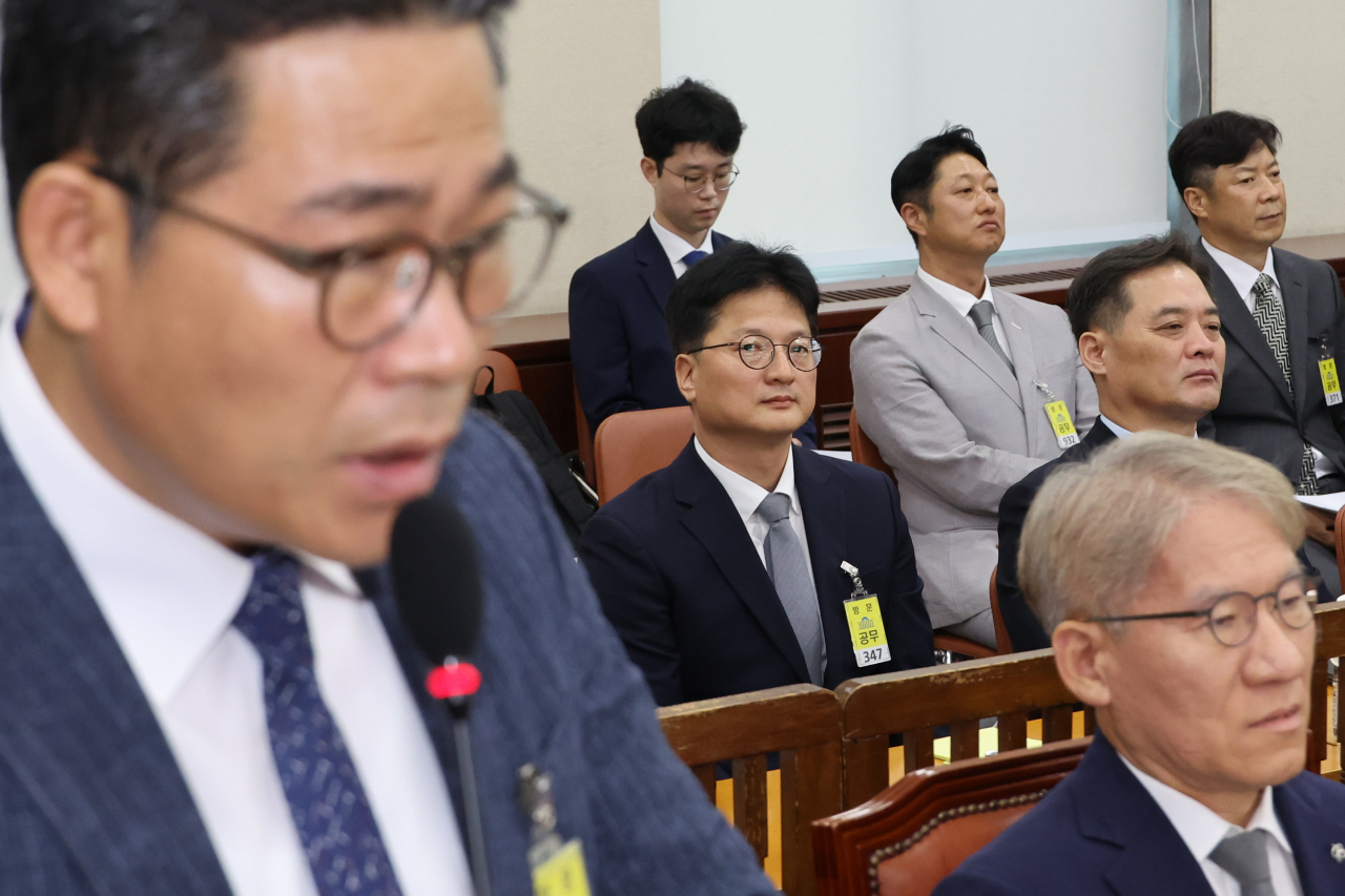 20일 오전 국회에서 열린 행정안전위원회의 '세관 연루 마약 밀반입 사건 수사 외압 의혹 청문회'에서 증인으로 출석한 김찬수 대통령비서실 지방시대비서관실 행정관(전 영등포서장)이 신문에 답하는 백해룡 강서경찰서 화곡지구대장(전 영등포서 형사과장)을 바라보고 있다. [연합]