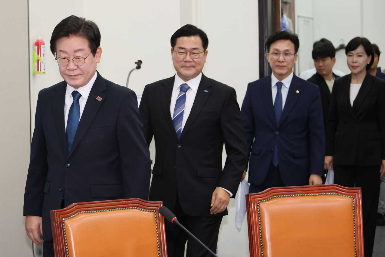 이재명 더불어민주당 대표와 박찬대 원내대표, 신임 최고위원들이 지난 19일 오전 국회에서 열린 최고위원회에 참석하고 있다. [연합]