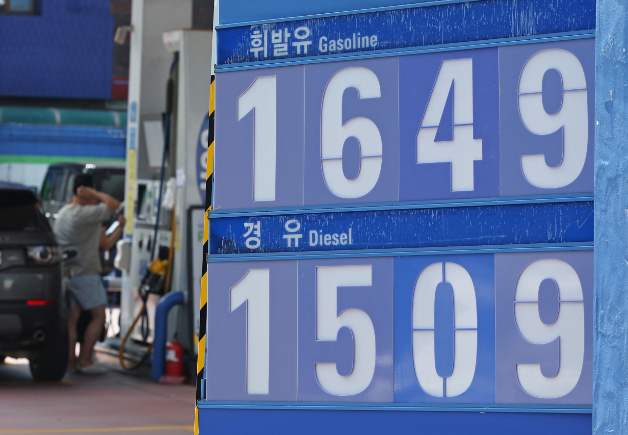 18일 서울 시내 한 주유소에 휘발유와 경유 가격이 게시되어 있다. [연합]