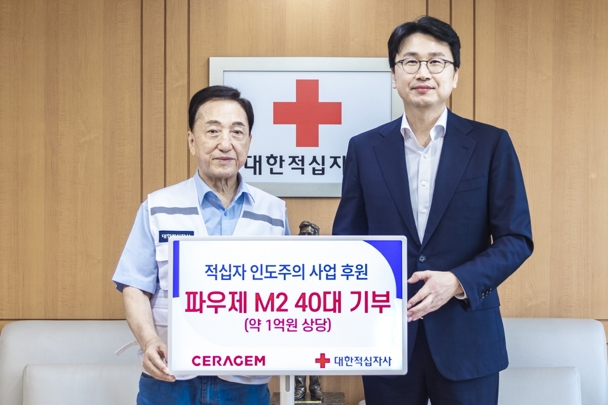 김철수 적십자 회장(왼쪽)과 이경수 세라젬 대표이사가 기념촬영을 하고 있다. [세라젬 제공]