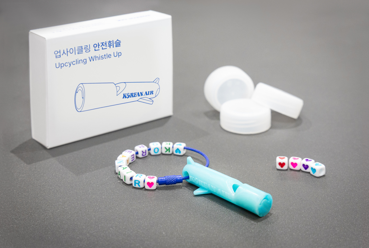 대한항공 임직원이 제작한 ‘업사이클링 안전휘슬’. [대한항공 제공]