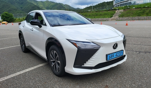 렉서스 ‘RZ 450e’ 외관. 서재근 기자
