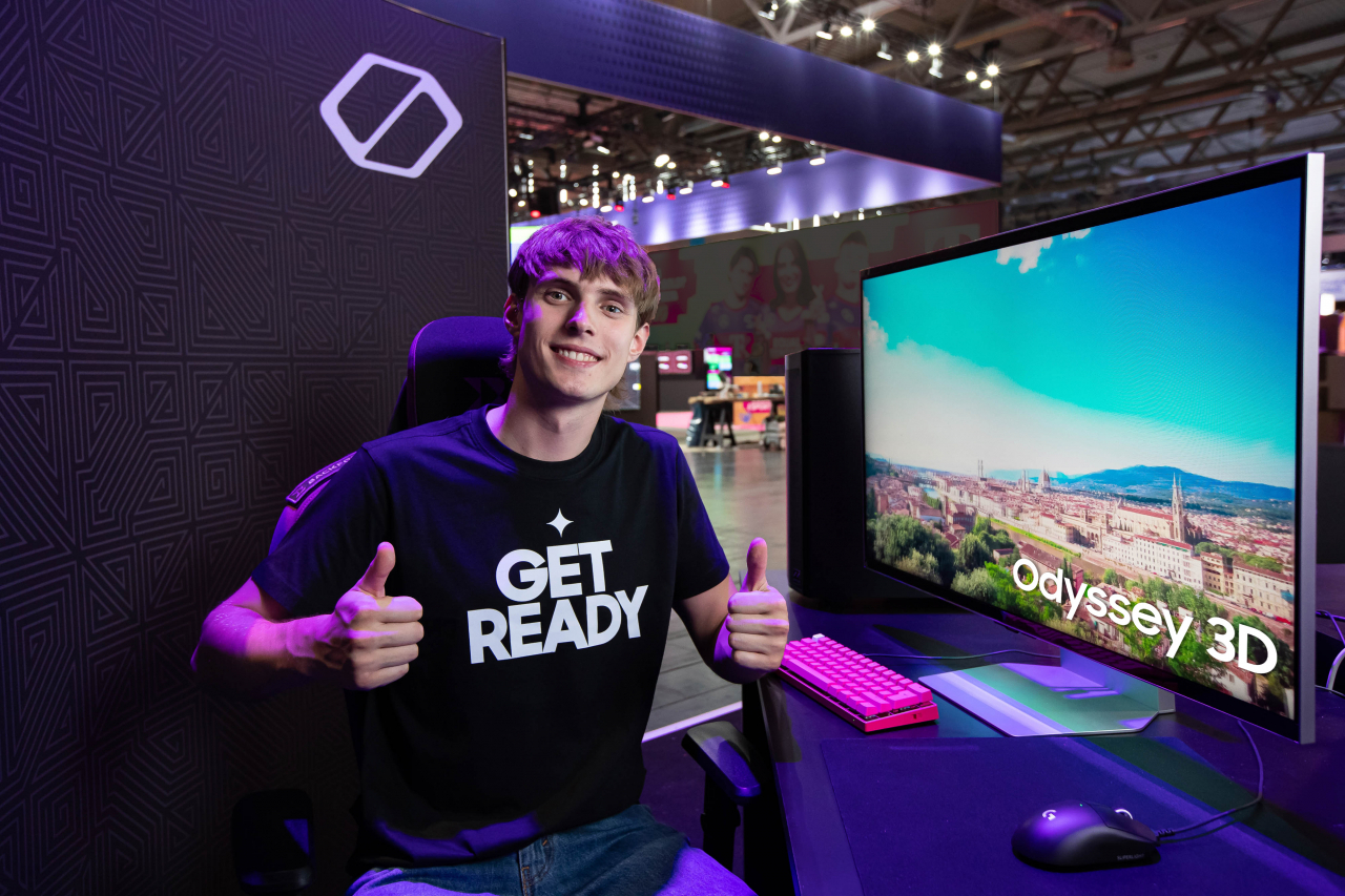 삼성전자 모델이 독일 쾰른에서 열린 ‘게임스컴 2024(Gamescom 2024)’에서 ‘오디세이 3D(Odyssey 3D)’를 소개하고 있다.[삼성전자 제공]