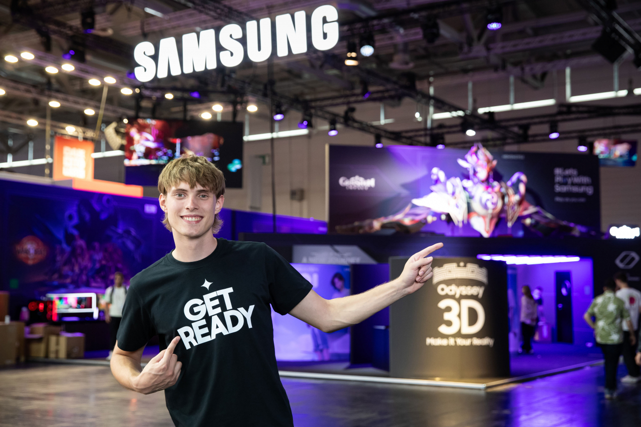 삼성전자 모델이 독일 쾰른에서 열린 ‘게임스컴 2024(Gamescom 2024)’에서 삼성전자 부스를 소개하고 있다. [삼성전자 제공]