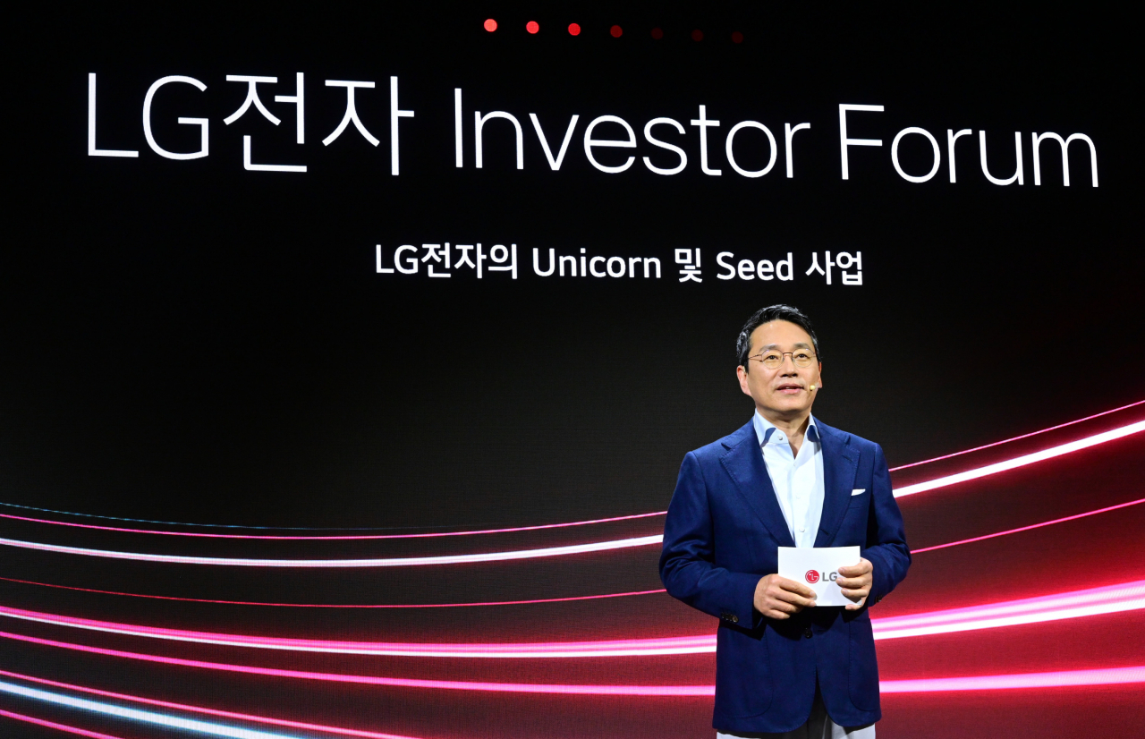 조주완 LG전자 최고경영자(CEO)가 21일 서울 강서구 마곡 LG사이언스파크에서 열린 ‘인베스터 포럼’에서 사업 전략을 설명하고 있다. [LG전자 유튜브]