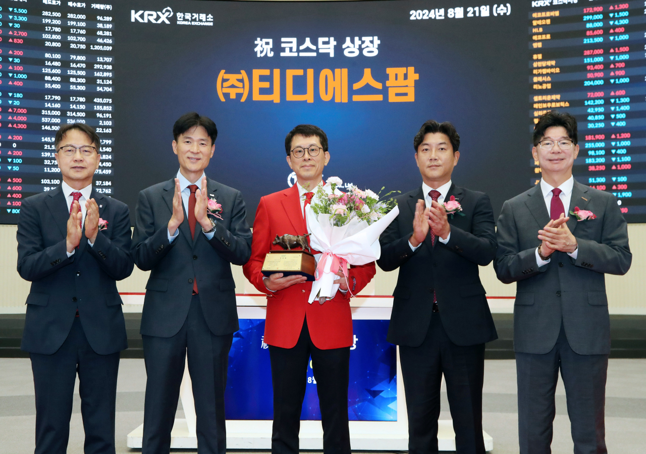 한국거래소 코스닥시장본부는 21일 오전 서울사옥 홍보관에서 디에스팜의 코스닥시장 상장기념식을 개최했다. 왼쪽부터 김대영 한국IR협의회 부회장, 민경욱 한국거래소 코스닥시장본부장, 김준철 티디에스팜 대표, 최신호 한국투자증권 IB1본부장, 김준만 코스닥협회 상무 [한국거래소 제공]