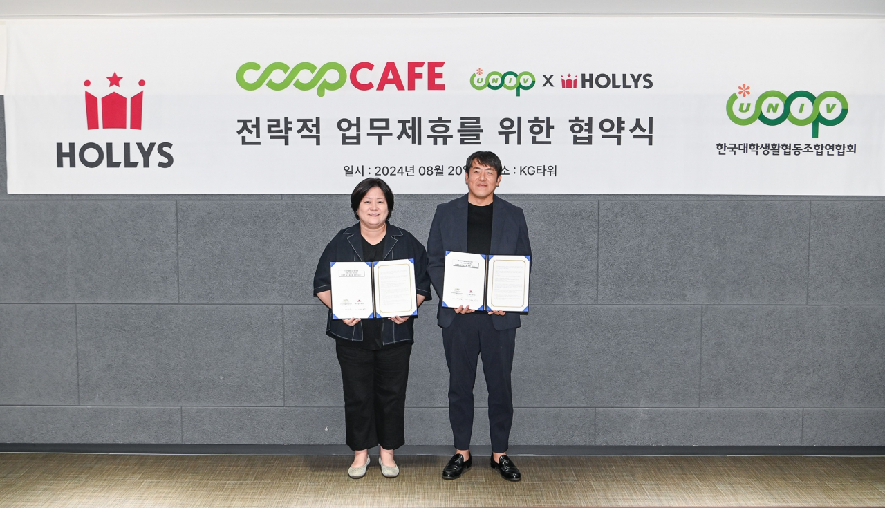 이종현 KG할리스F&B 대표(오른쪽)이 할리스 한국대학생활협동조합연합회 운영 업무 협약 체결 후 기념 사진 촬영 중이다. [할리스 제공]