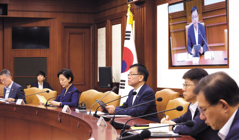 최상목(오른쪽 세번째) 경제부총리 겸 기획재정부 장관이 21일 오전 서울 종로구 정부서울청사에서 열린 경제관계장관회의에서 발언을 하고 있다. 최 부총리는 회의에서 현 유류세 인하 조치와 경유·CNG 유가연동보조금을 10월 말까지 2개월 추가 연장하겠다고 밝혔다. [연합]