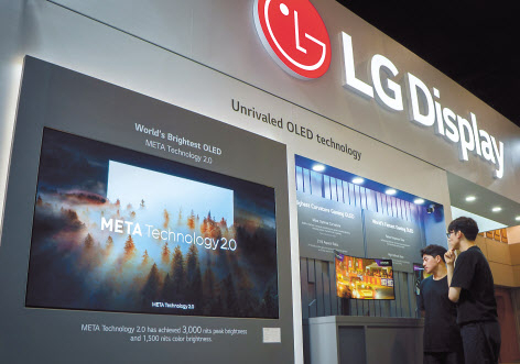 LG디스플레이의 메타 테크놀로지 2.0이 적용된 OLED TV 패널 [LG디스플레이 제공]