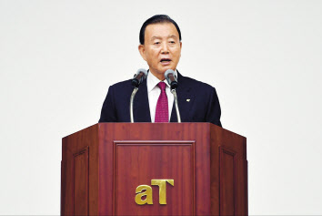 홍문표 한국농수산식품유통공사(aT)사장이 20일 전남 나주 aT본사에서 진행된 취임식에서 취임사를 하고 있다. [aT제공]
