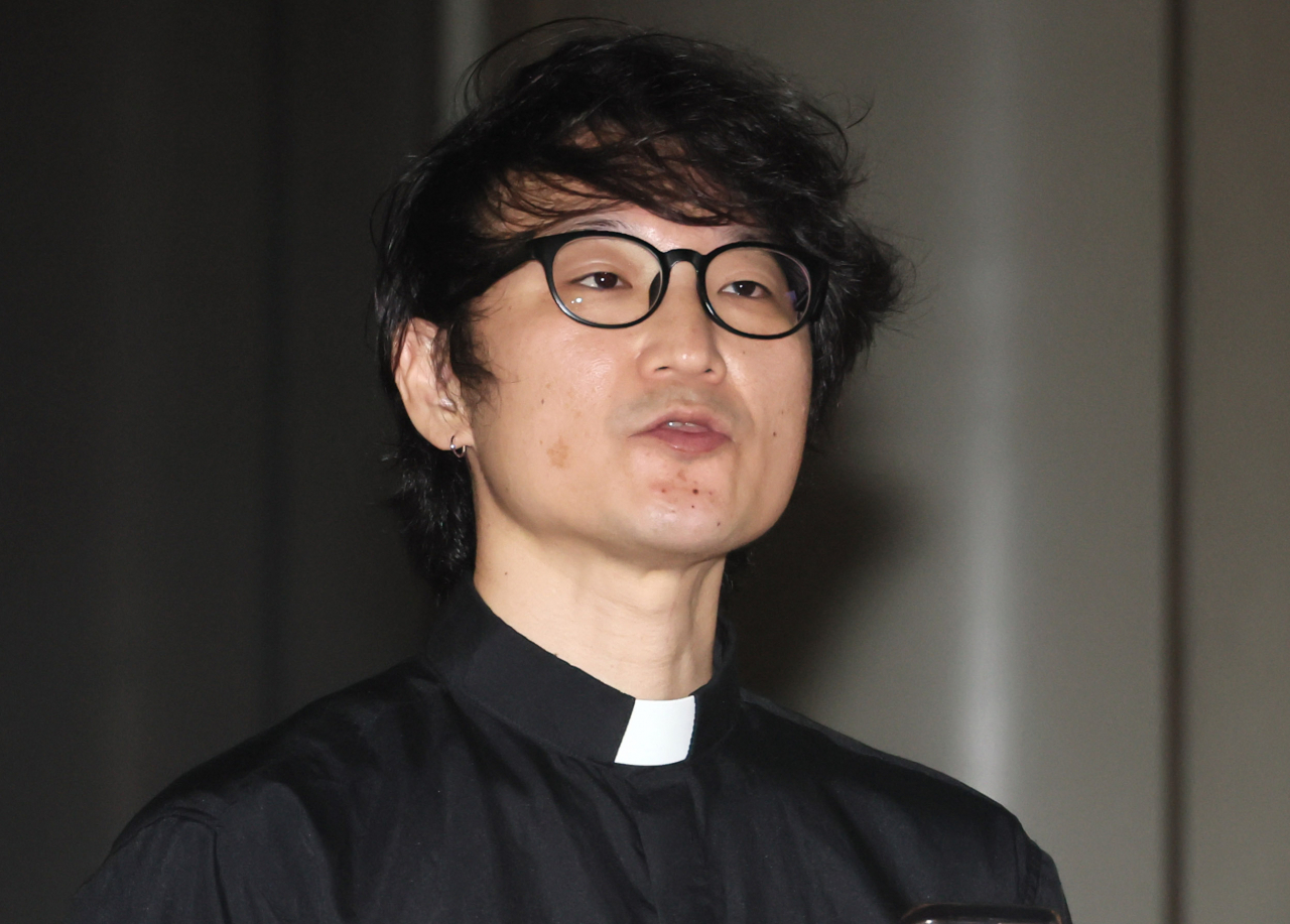 기독교대한감리회(감리회) 이동환 목사가 21일 '정직 2년 징계'의 무효를 확인해달라며 낸 소송이 각하된 뒤 서울 서초구 서울중앙지법에서 입장을 발표하고 있다. 이 목사는 2019년 퀴어축제에서 성소수자를 축복했다는 이유로 기독교대한감리회로부터 정직 2년에 이어 출교 처분까지 받은 바 있다. [연합]