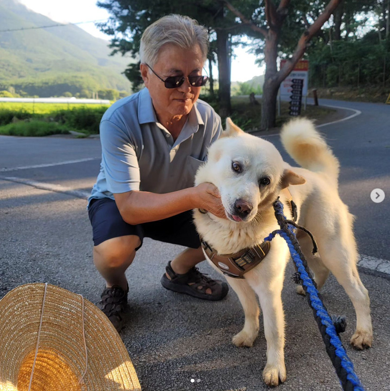 문재인 전 대통령이 지난달 20일 자신의 페이스북에 '털옷을 벗을 없는 다운이의 여름나기'란 제목으로 반려견과 함께 찍은 모습을 올려 근황을 알렸다. [문재인 전 대통령 인스타그램 갈무리]