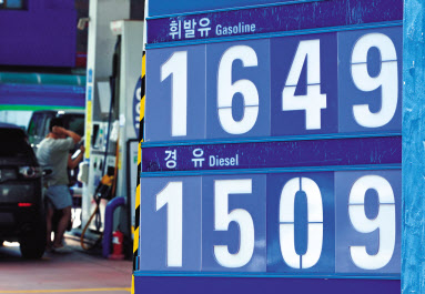 이번 주 국내 주유소 휘발유와 경유의 주간 평균 가격이 3주 연속 동반 하락한 가운데 18일 서울 시내 한 주유소에 휘발유와 경유 가격이 게시되어 있다. [연합]