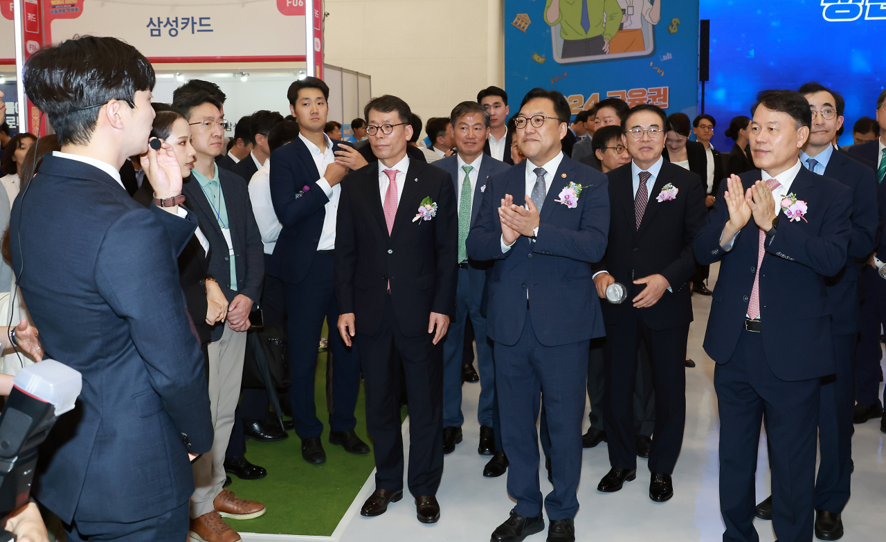 김병환 금융위원장이 21일 오전 서울 중구 동대문디자인플라자(DDP) 아트홀에서 개최한 '2024 금융권 공동채용 박람회'에서 구인기업과 구직자들을 격려하고 있다. [금융위원회 제공]