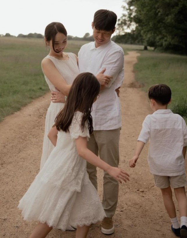 박지성·김민지 부부 결혼 10주년 자축…