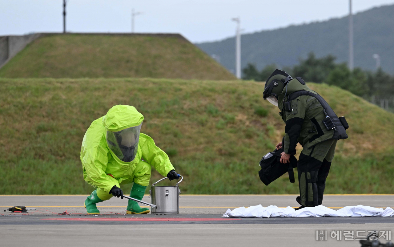 ‘인천공항 활주로 우리가 지킨다’[이상섭의 포토가게]