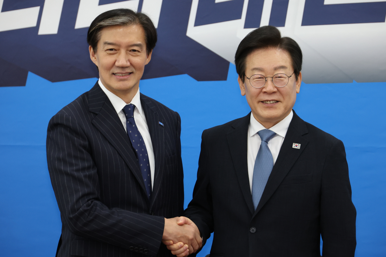 이재명 더불어민주당 대표가 지난 21일 오후 서울 여의도 국회에서 조국 조국혁신당 대표를 예방해 악수하고 있다. [연합]