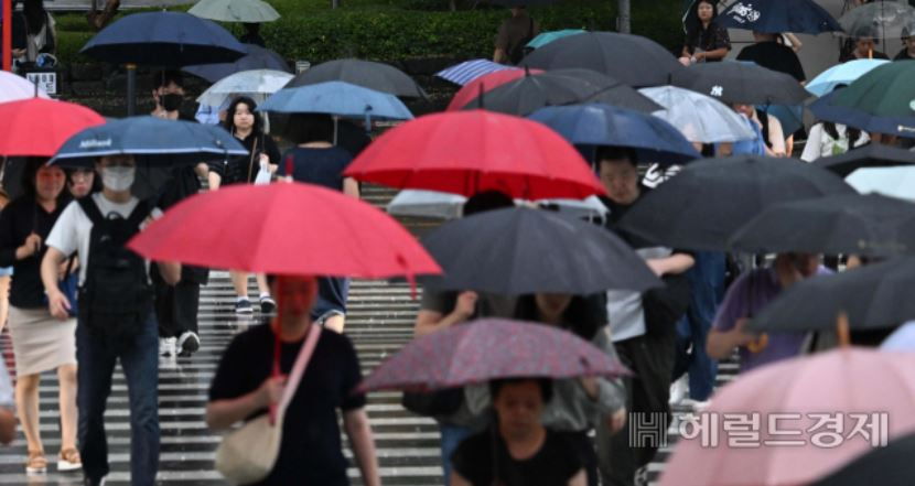 서울 여의도 환승센터에서 우산을 쓴 시민들이 출근길을 서두르고 있는 모습. [헤럴드경제 DB]