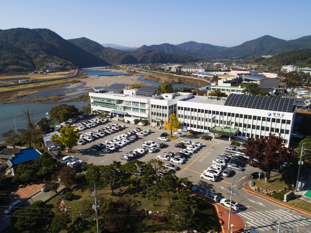 영덕군청사 전경.[영덕군 제공]