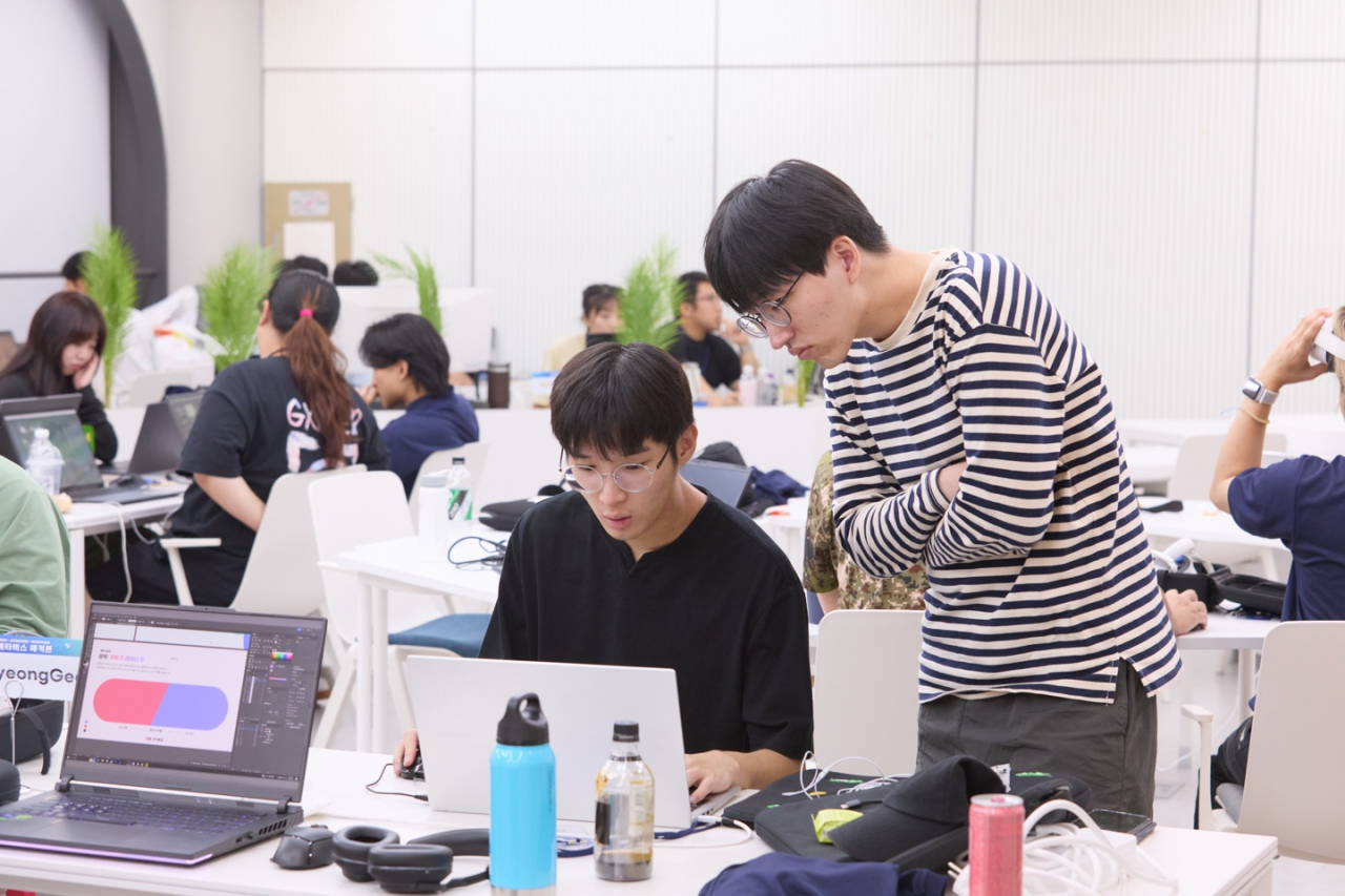 해커톤 결선에서 과제를 해결하는 개발자들.[경콘진 제공]