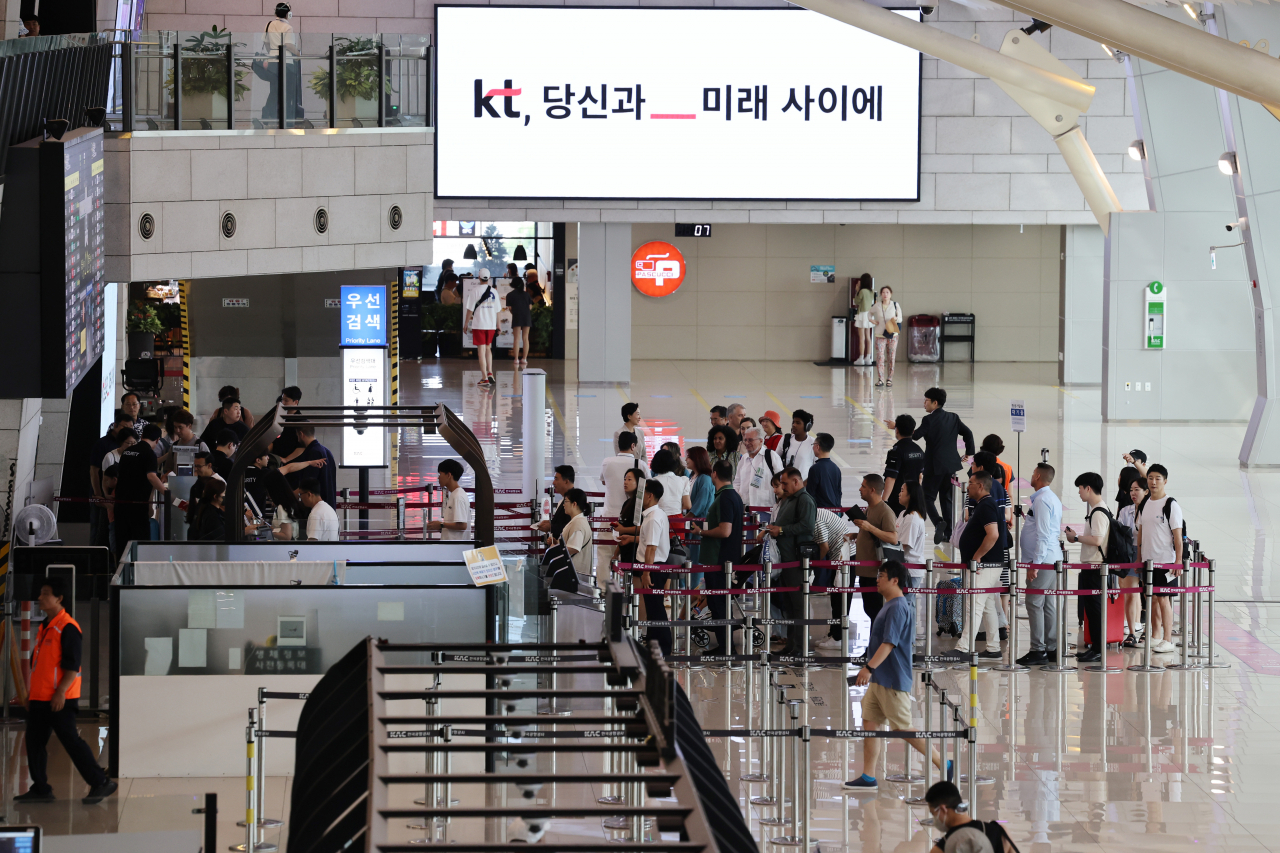 김포공항 국내선 출발장에서 여행객들이 탑승수속을 위해 줄을 서 있다. [연합]