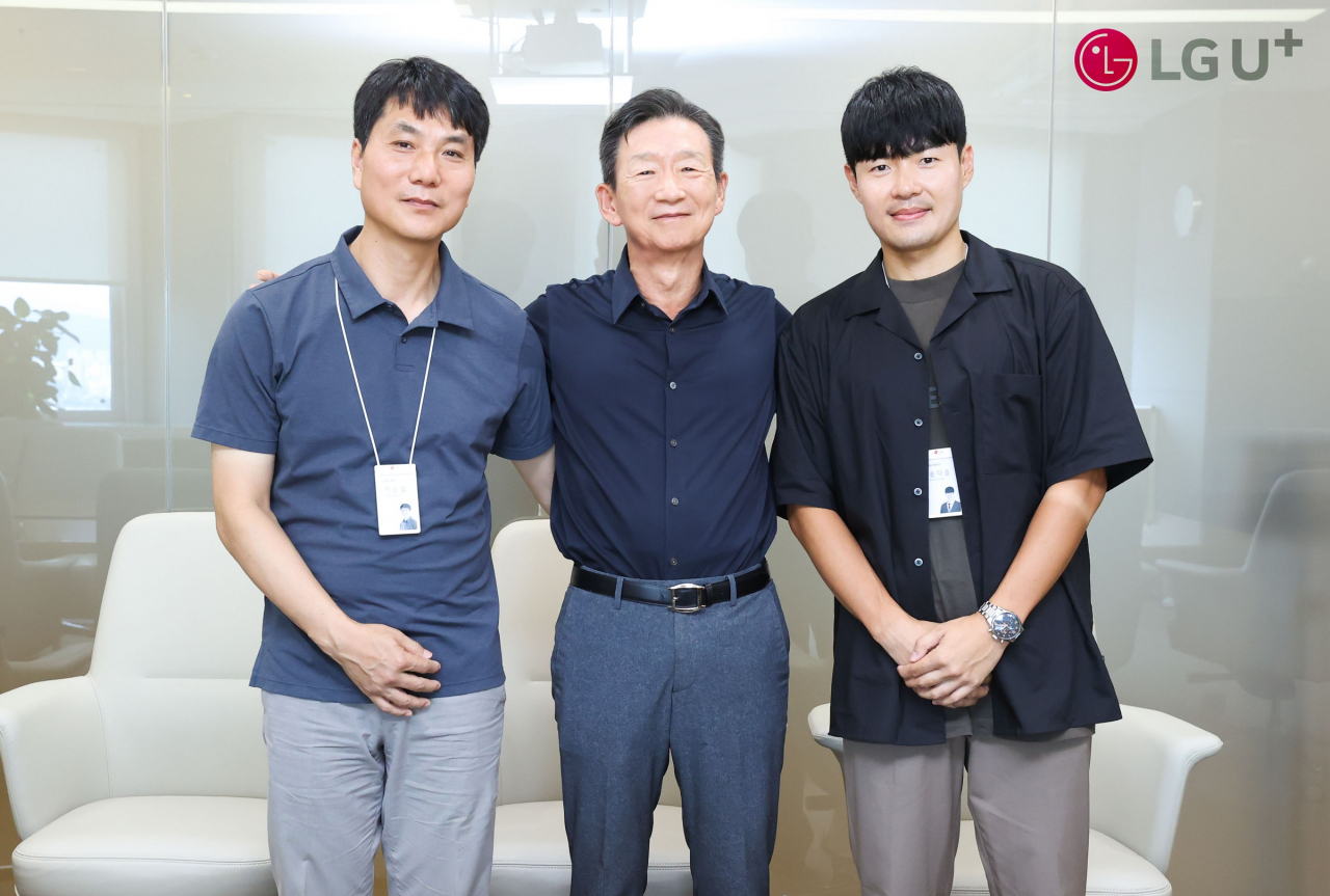 황현식 LG유플러스 사장(가운데)이 최근 열린 프랑스 파리 올림픽에서 방송 중계를 담당한 NW부문 이동일 방송중계팀 책임(왼쪽)과 송다슬 방송중계운영파트 선임을 만나 격려하는 모습. [LG유플러스 제공]
