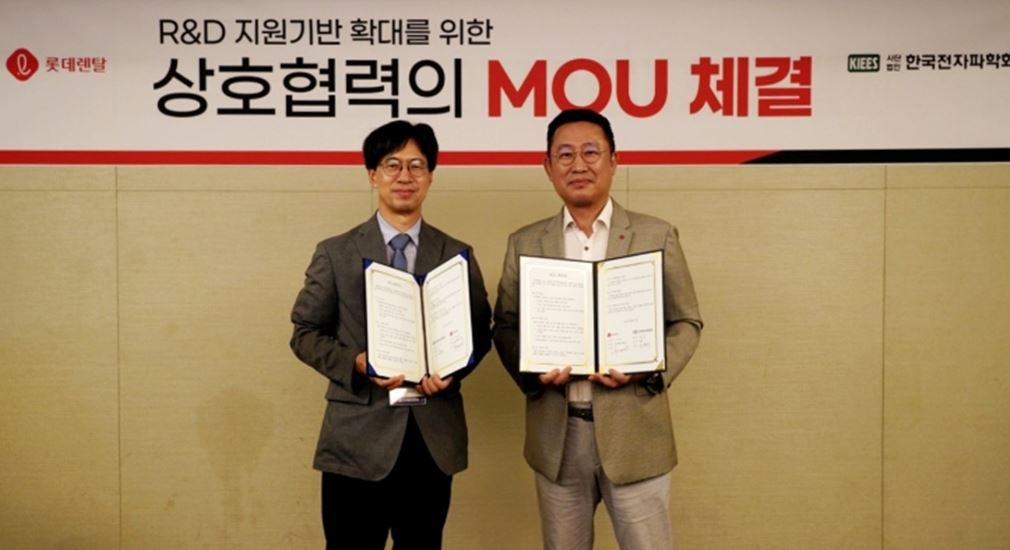 조춘식(왼쪽) 한국전자파학회 회장과 이강산 롯데렌탈 Biz렌탈부문장(상무)이 기념촬영을 하고 있다. [롯데렌탈 제공]