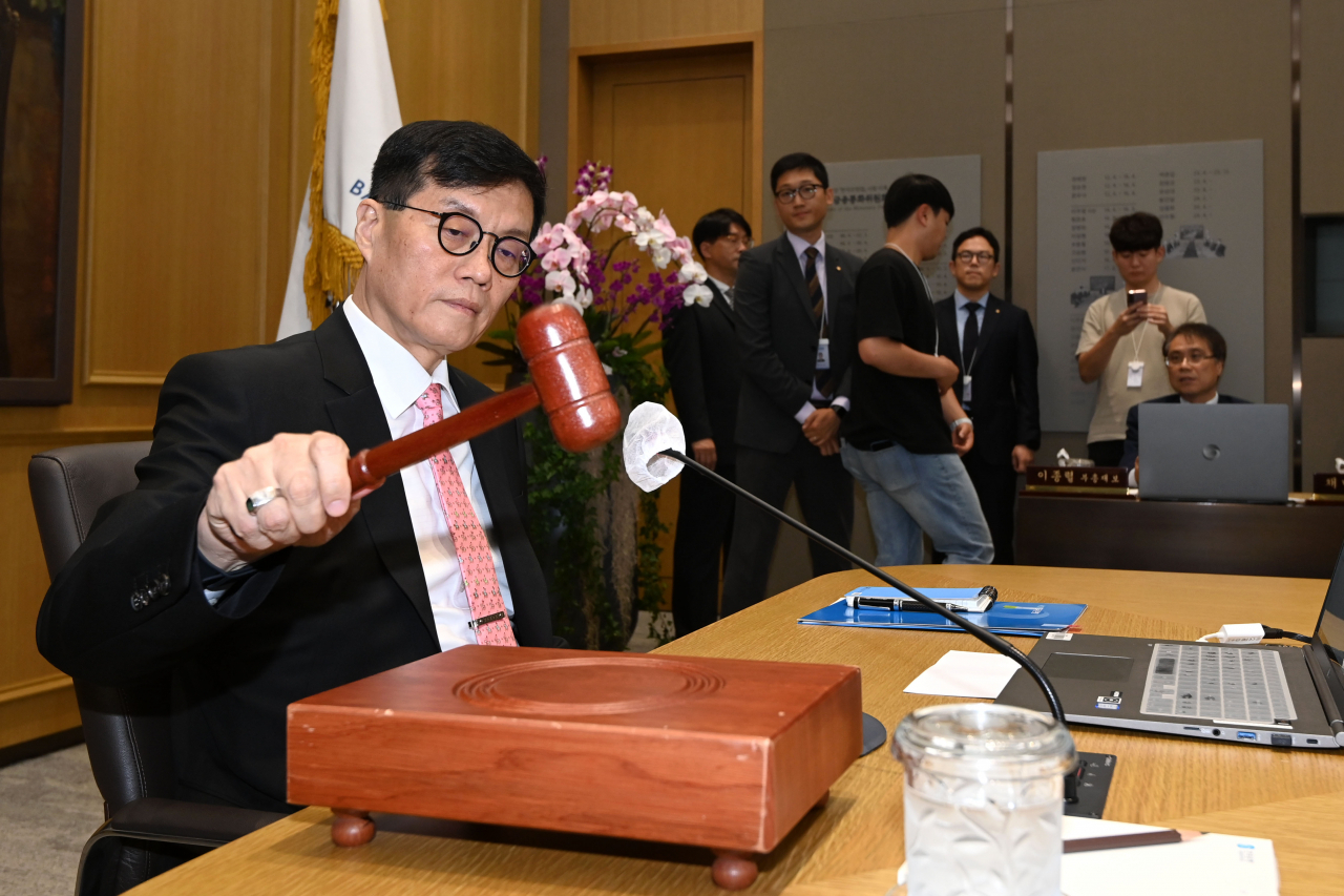 이창용 한국은행 총재가 22일 오전 서울 중구 한국은행 본관에서 열린 금융통화위원회 본회의에서 의사봉을 두드리고 있다. 2024.08.22 사진공동취재단