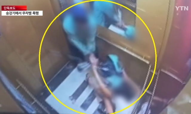 지난 19일 오후 2시30분쯤 파주시 야당동 한 아파트 엘리베이터에서 일면식도 없는 여성에게 야구방망이를 휘두르는 20대 남성. [YTN 보도화면 캡처]