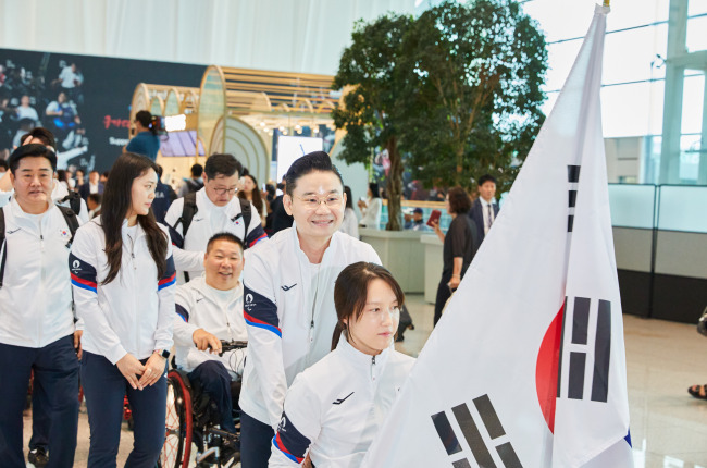 대한민국 선수단이 출영식을 마친 뒤, 출국장으로 이동하고 있다.