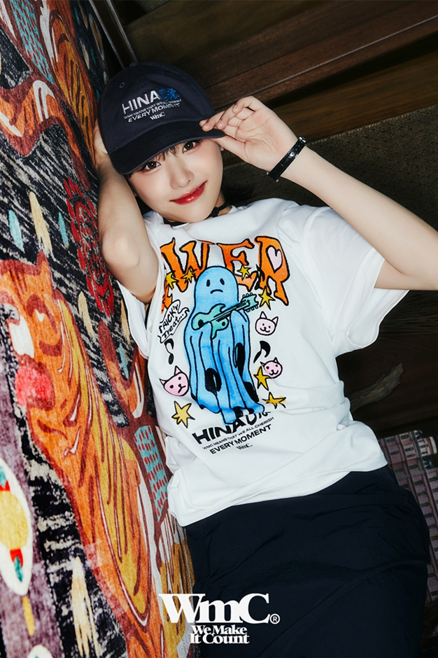 QWER 히나가 ‘WMC x QWER HINA’ 협업 제품을 입고 있다. [세정 제공]