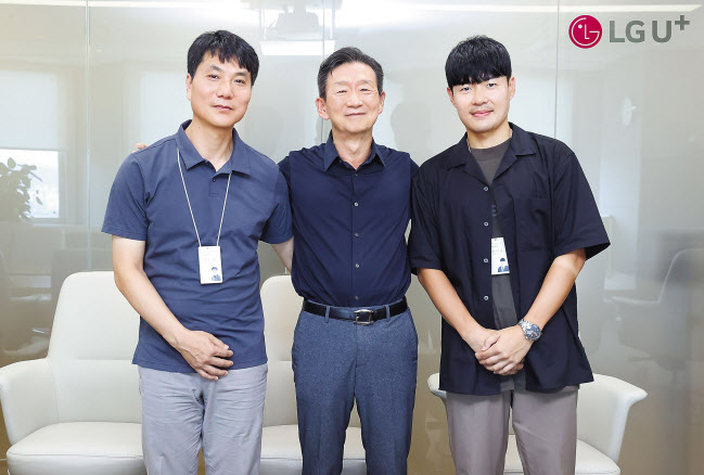 황현식(가운데) LG유플러스 사장이 최근 열린 파리 올림픽에서 방송 중계를 담당한 NW부문의 이동일(왼쪽) 방송중계팀 책임과 송다슬 방송중계운영파트 선임을 만나 격려하고 있다. [LG유플러스 제공]