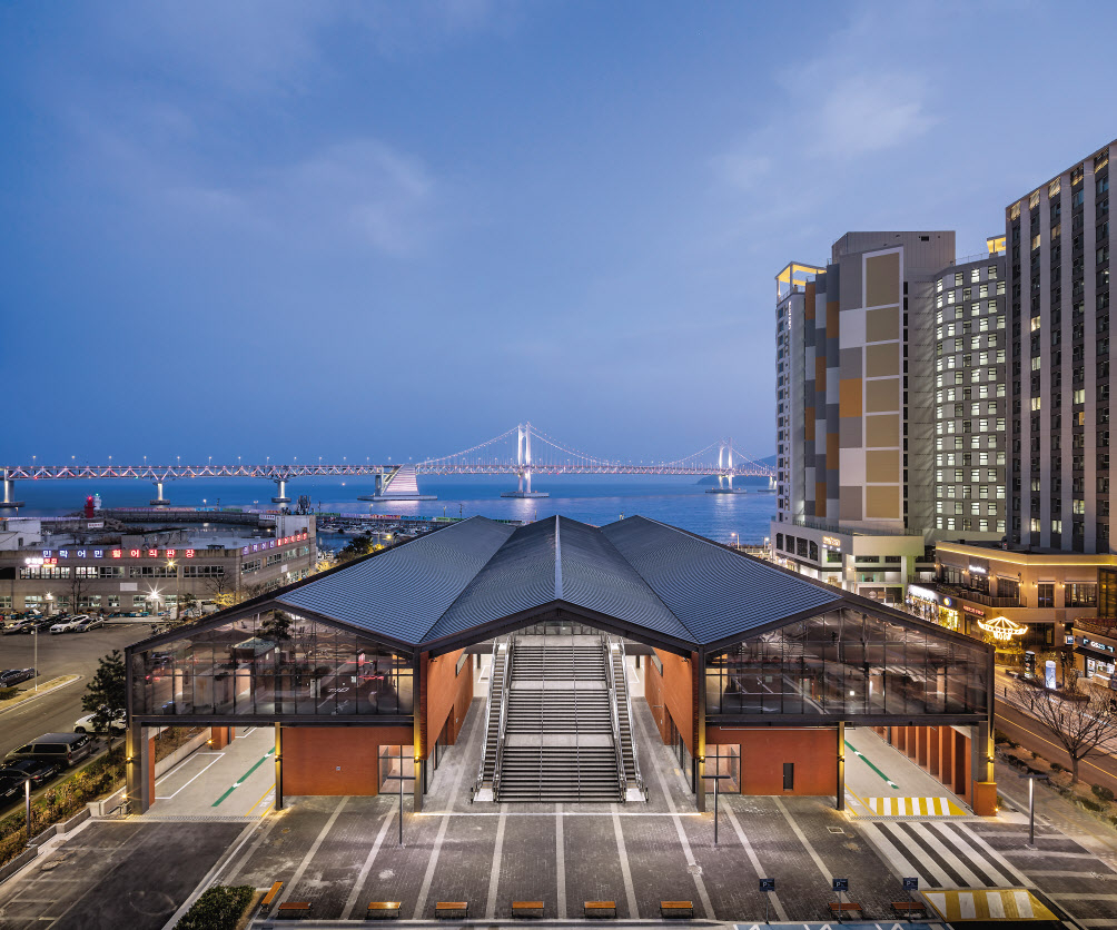 부산시 수영구 민락수변로에 위치한 밀락 더 마켓. 저 멀리 광안대교가 보이고, 앞으로는 어촌이 뒤로는 고층의 아파트들이 위치했다. 윤준환 작가