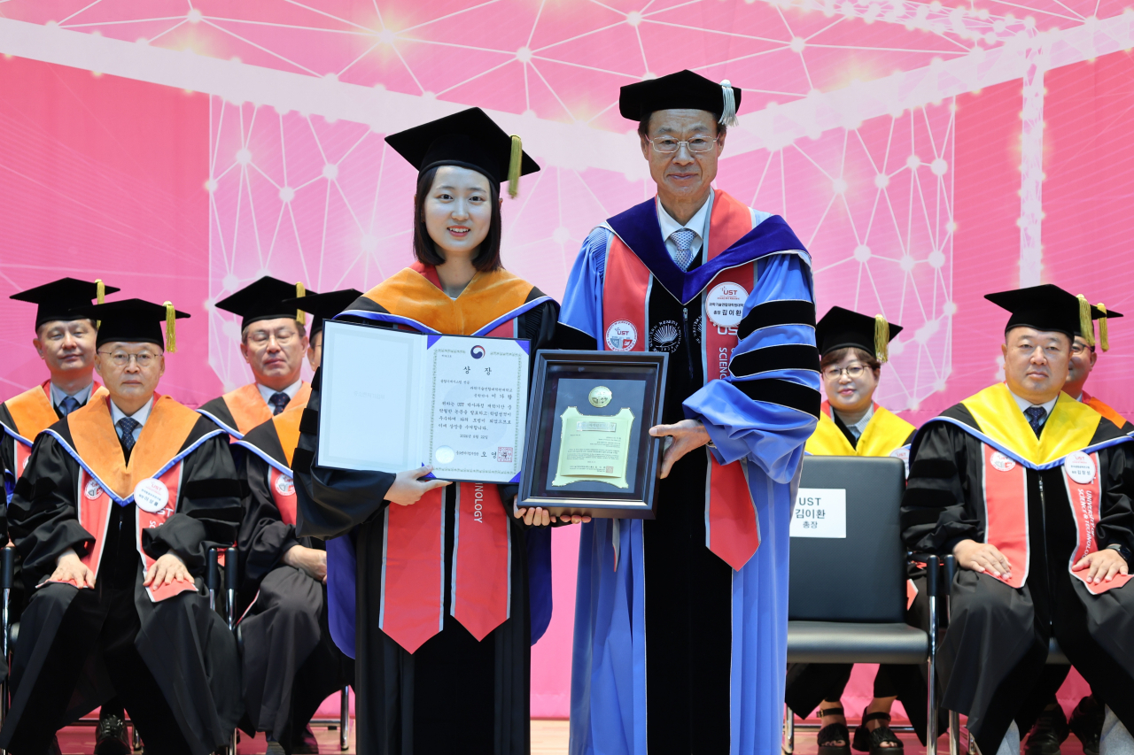 22일 열린 UST 학위수여식에서 이가람(왼쪽) 박사가 중기부 장관상을 수상하고 김이환 총장과 기념촬영을 하고 있다.[UST 제공]
