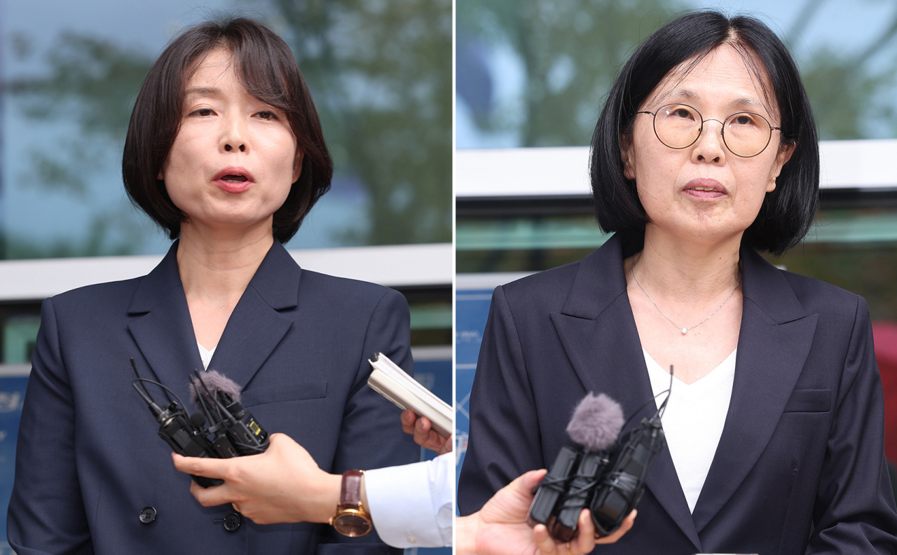노소영 아트센터 나비 관장의 변호인인 김수정 변호사(왼쪽)과 최태원 SK그룹 회장의 동거인인 김희영 티앤씨재단 이사장 측 변호인인 배인구 변호사가 22일 서울 서초구 서울가정법원 앞에서 노소영 아트센터 나비 관장 측이 제기한 '30억 위자료 소송' 1심 선고 관련 입장을 밝히고 있다. [연합]