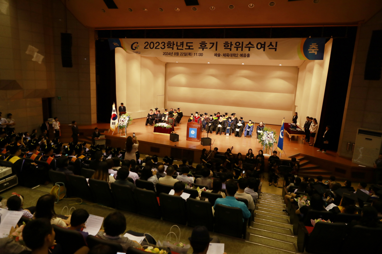 가천대 이길여 총장이 22일 대학 예음홀에서 열린 학위수여식에서 졸업생들에게 축사를 하고 있다.