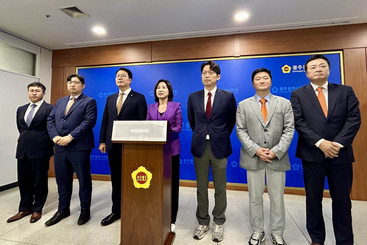 개혁신당 허은아 대표와 지도부가 22일 오전 광주시의회에서 현장최고위원회의를 연 뒤 기자회견을 하고 있다. 연합뉴스