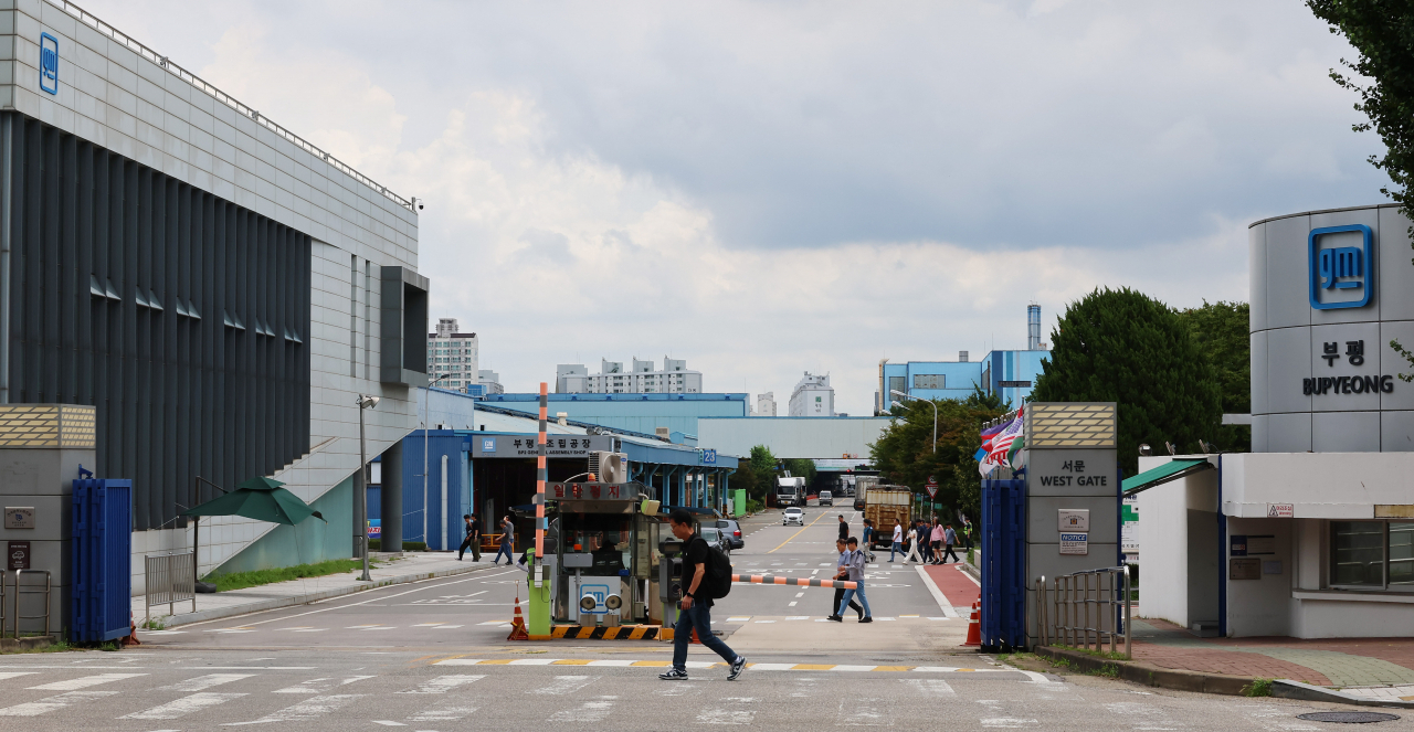 지난달 인천 부평구 한국GM 인천 부평공장에서 근로자들이 이동하고 있다. [연합]