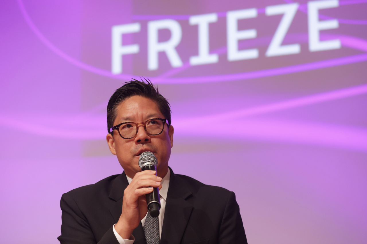 22일 서울 중구 신라호텔에서 열린 아트페어 ‘키아프 서울’, ‘프리즈 서울’ 공동 기자간담회에서 패트릭 리 프리즈 서울 디렉터가 취재진의 질문에 답하고 있다. [연합]