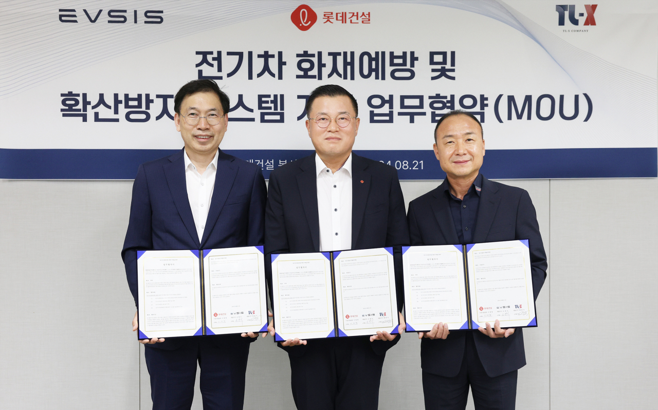 이재영 롯데건설 기전사업실장(가운데)이 오영식 이브이시스 대표이사(왼쪽), 최종석 ㈜티엘엑스 대표이사(오른쪽) 와 업무협약 체결 후 기념촬영을 하고 있다. [롯데건설 제공]