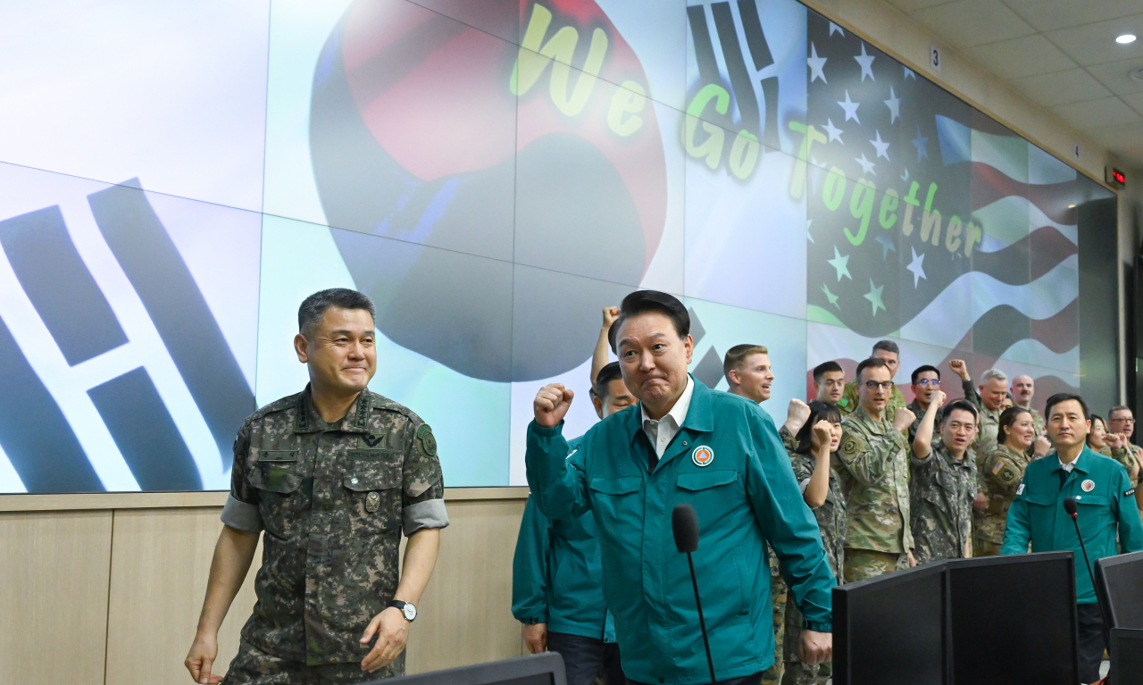 국방부는 북한의 침략에 대비한 방어적 성격의 ‘을지 자유의 방패’(UFS) 연습 기간 가짜뉴스 대응을 위해 최초로 유관기관 회의를 개최했다고 22일 밝혔다. 윤석열 대통령이 전날 지상작전사령부를 방문해 손식 지작사령관과 이동하며 을지연습에 참여한 한미 장병들을 격려하고 있다. [연합]