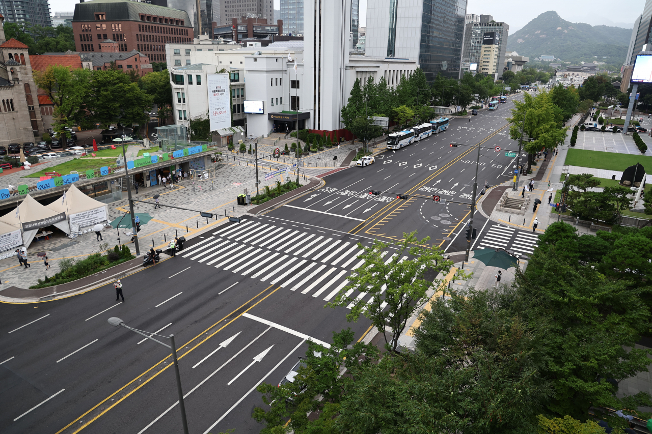 국방부는 북한의 침략에 대비한 방어적 성격의 ‘을지 자유의 방패’(UFS) 연습 기간 가짜뉴스 대응을 위해 최초로 유관기관 회의를 개최했다고 22일 밝혔다. 을지연습 연계 공습대비 민방위 훈련이 열린 이날 오후 서울 세종대로 교통이 통제되고 있다. [연합]