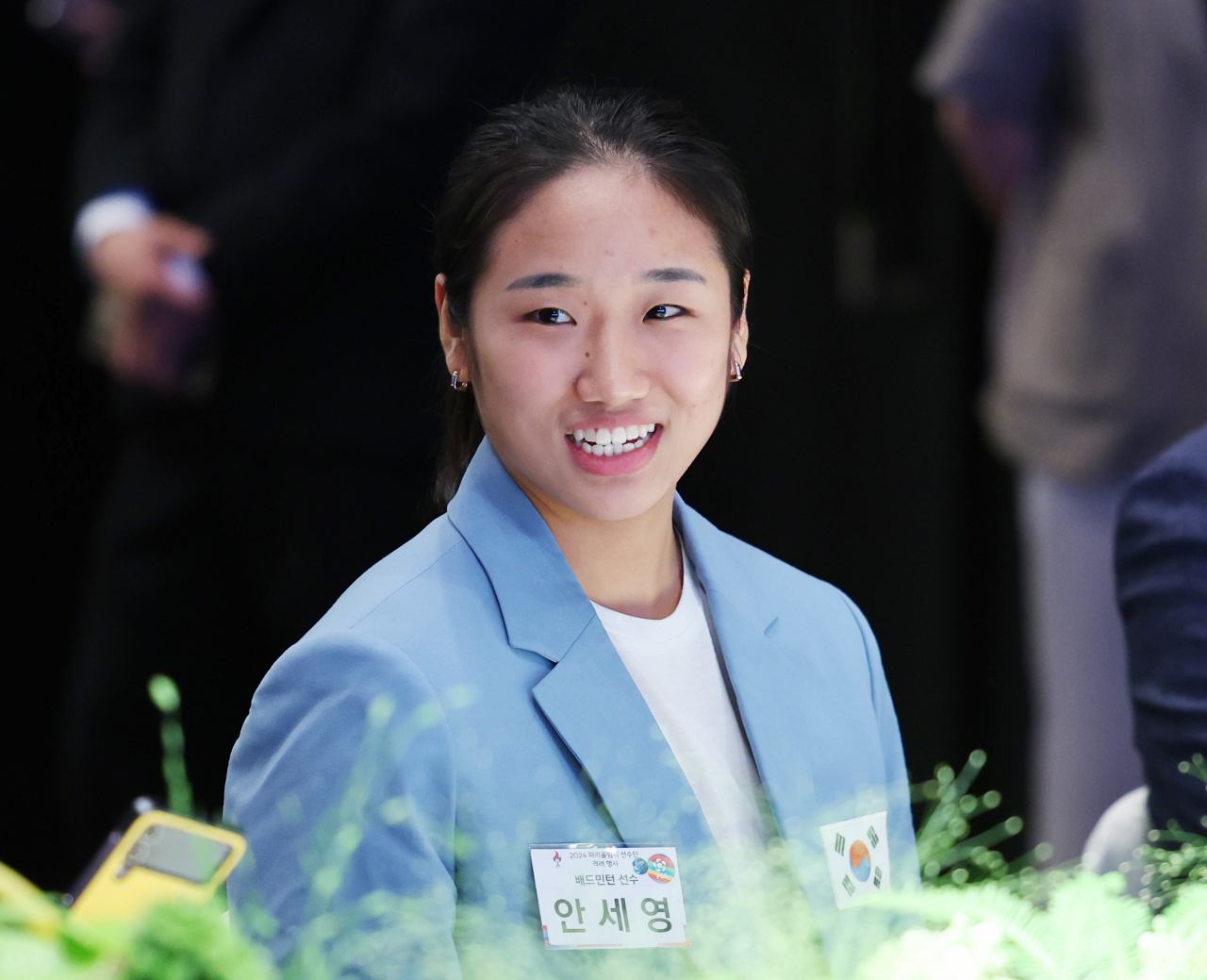 2024 파리올림픽 배드민턴 여자 단식 금메달리스트인 안세영이 22일 서울의 한 호텔에서 열린 ‘2024 파리올림픽 선수단 격려 행사’에 참석해 미소짓고 있다. [연합]