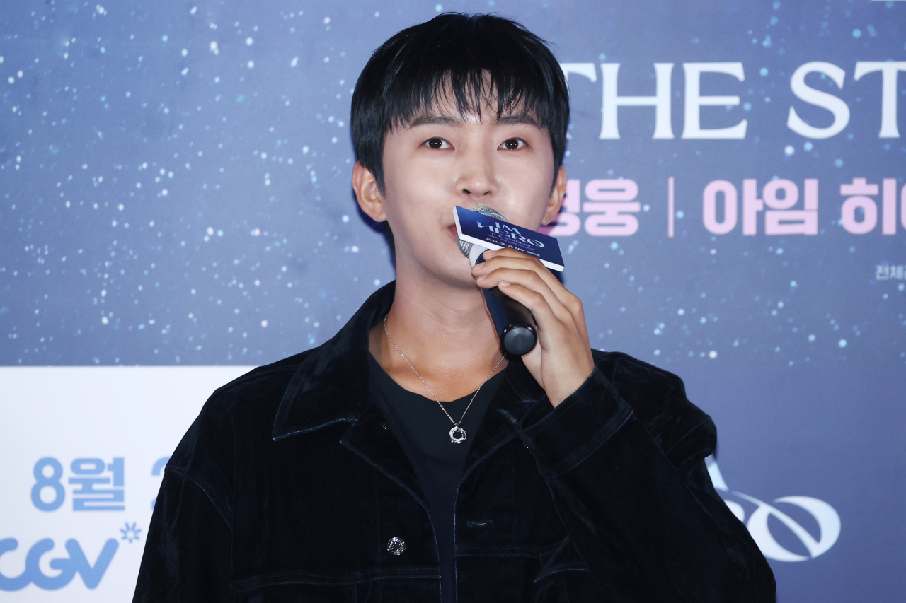 가수 임영웅이 22일 오후 서울 용산구 CGV용산아이파크몰에서 열린 영화 '임영웅