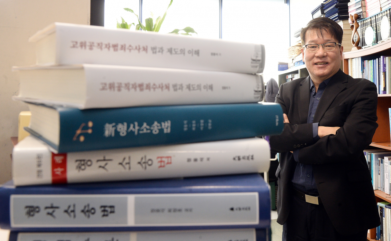정웅석 신임 한국형사·법무정책연구원장. 사진은 지난 2022년 1월 헤럴드경제와 서경대 연구실에서 인터뷰하는 모습. 이상섭 기자