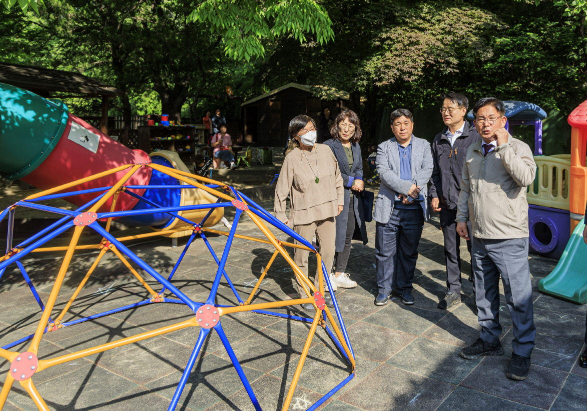 박강수 마포구청장이 지역 국공립어린이집 시설을 점검하고 있다.[마포구 제공]